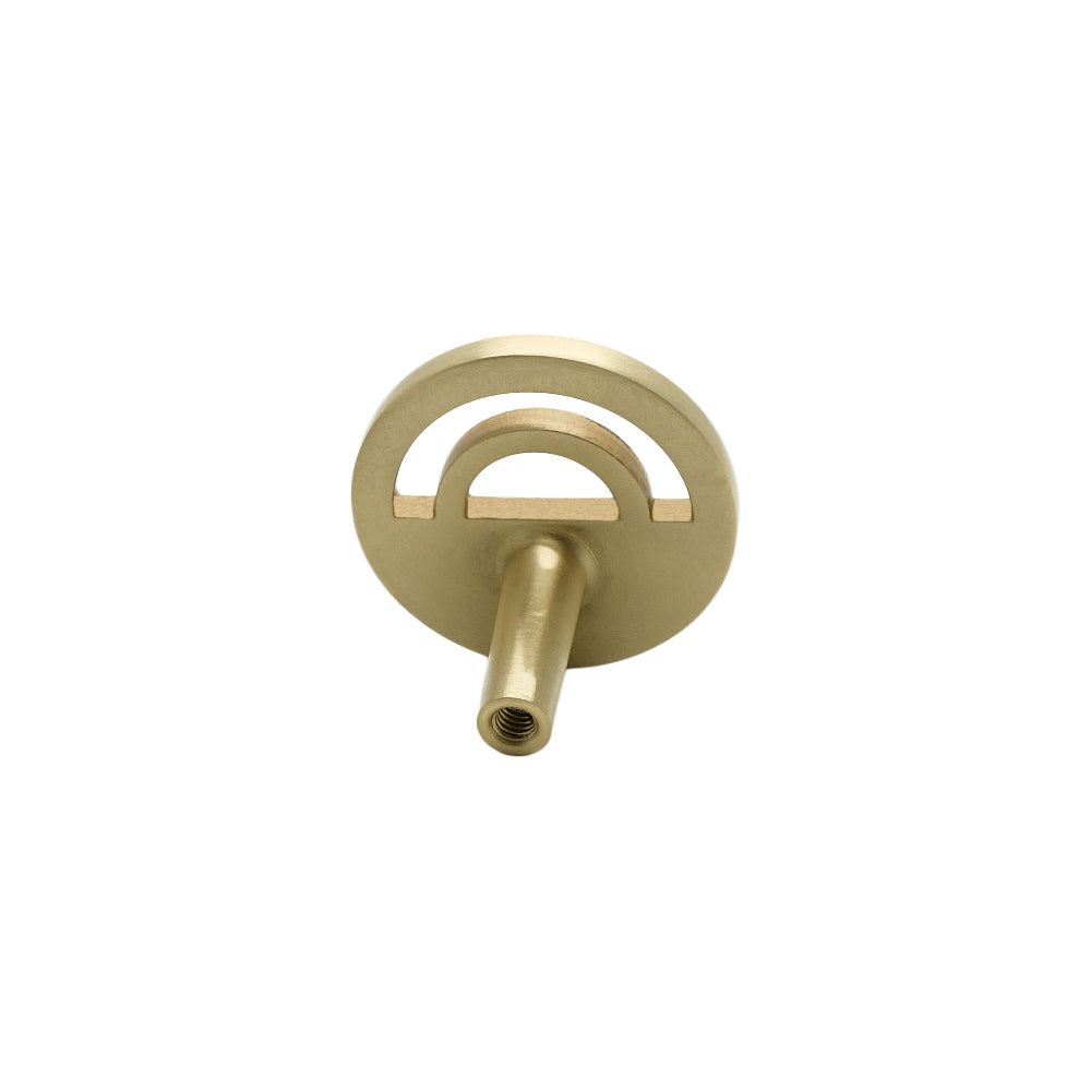 Horizon knob in satin brass for modern kitchen spaces