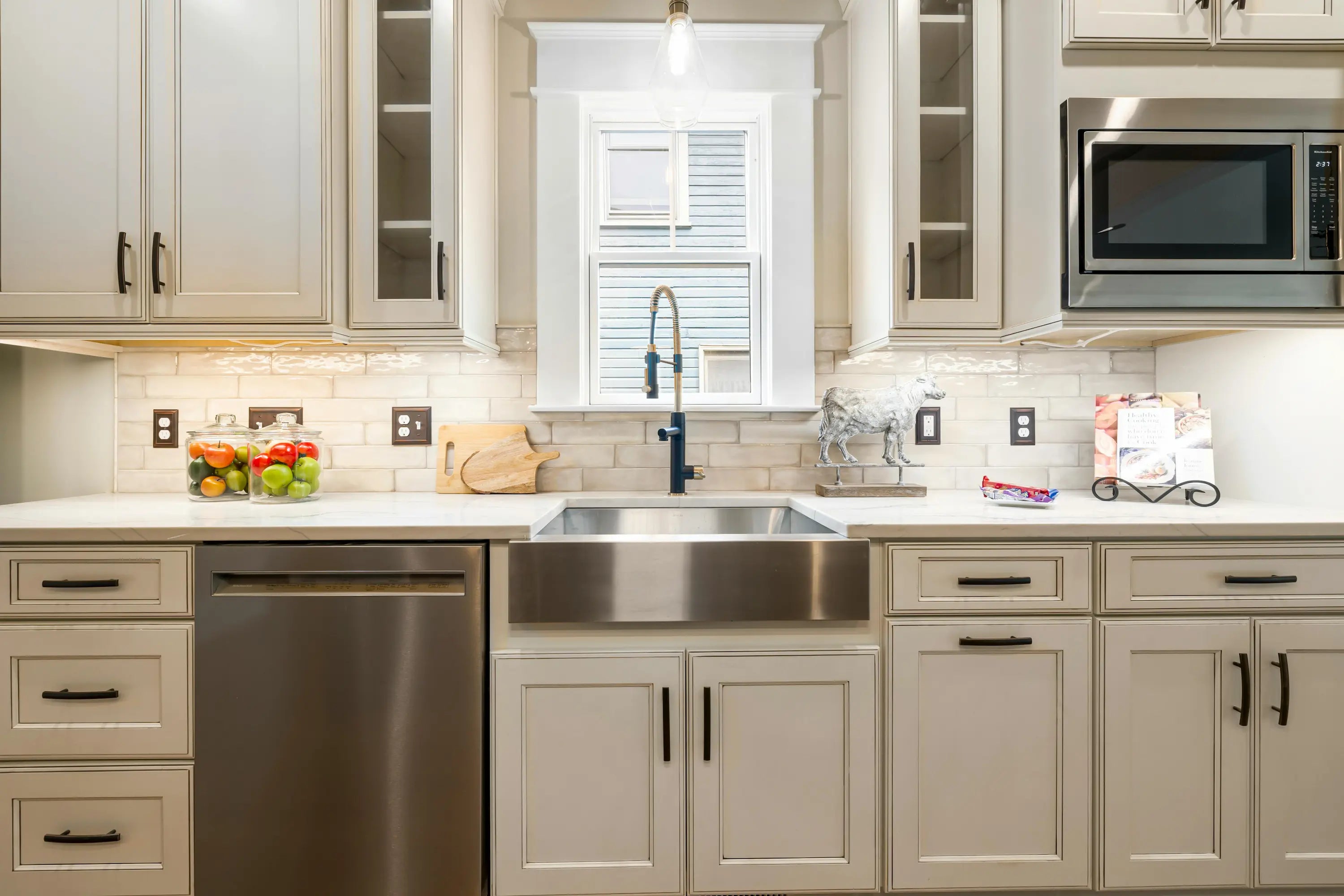 Modern cabinet pulls on contemporary shaker cabinets -minimal bar pull in matte black finish